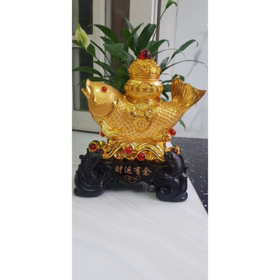 Tượng Cá Chép Phong Thuỷ Vàng to cưỡi Hủ Vàng to Châu Đỏ đỏ May Mắn Tài Lộc trên lưng đế gỗ có 2 cá chép nhỏ ở dưới Cao 36cm x Ngang 24cm x Sâu 15cm mệnh Kim mệnh Thổ mệnh Thuỷ Trưng phòng khách nhà, công ty, quà biếu tặng ý nghĩa ạ