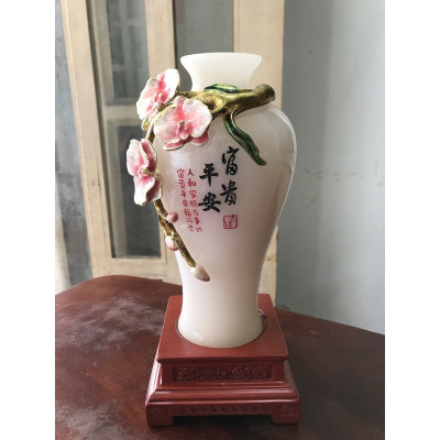 Chiếc Bình Hoa PHÚ QUÝ TRẮNG TINH TRẠM CÀNH HOA ĐÀO ĐẦY BÔNG QUÁ ĐẸP SIZE VỪA CAO 28CM X ĐK 12CM ĐẾ GỖ TRƯNG TRONG NHÀ CÔNG TY BIỂU TƯỢNG CHO SỰ BÌNH AN GIÀU SANG PHÚ QUÝ HỢP MỆNH KIM MỆNH THỦY ạ