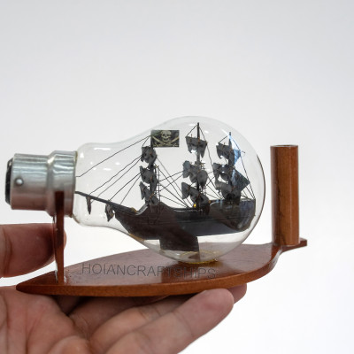 Thuyền trong bóng đèn (thuyền cướp biển 13cm)