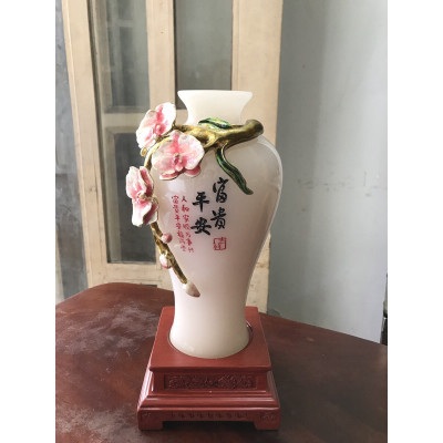 Chiếc Bình Hoa PHÚ QUÝ TRẮNG TINH TRẠM CÀNH HOA ĐÀO ĐẦY BÔNG QUÁ ĐẸP SIZE VỪA CAO 28CM X ĐK 12CM ĐẾ GỖ TRƯNG TRONG NHÀ CÔNG TY BIỂU TƯỢNG CHO SỰ BÌNH AN GIÀU SANG PHÚ QUÝ HỢP MỆNH KIM MỆNH THỦY ạ