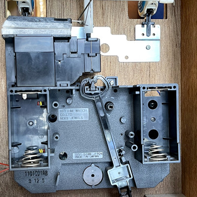 Đồng hồ Cuckoo Rhythm 4MJ419-R06. Kt 38.2 x 77.0 x 29.0cm, 1.67kg. Vỏ gỗ. Dùng Pin.