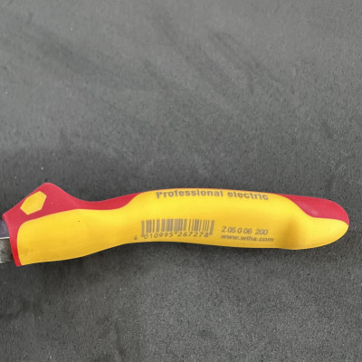 Kìm mũi nhọn cách điện 200mm Wiha 26727