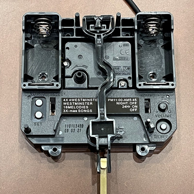 Đồng hồ Rhythm CMJ579NR06 Kt 53.4 x 8.2cm, 3.33kg Vỏ gỗ. Dùng Pin.