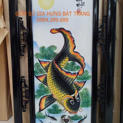 Tranh vẽ cá chép trông trăng gốm sứ Bát Tràng