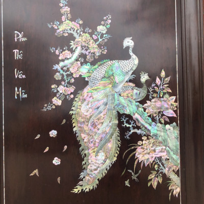 Tranh khảm trai ốc phu thê viên mãn gỗ gụ kt 50×70×3cm