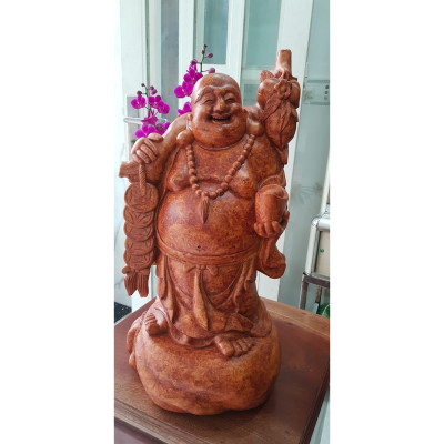 Tượng Di Lặc Gỗ Đứng Bao Tiền To Cười Vui Tay Cầm Thỏi Vàng Cành Đào Dây Đồng Tiền Ngũ Phúc May Mắn Size Cao 60cm x đk 30cm x sâu 30cm Trưng phòng khách đẹp ạ