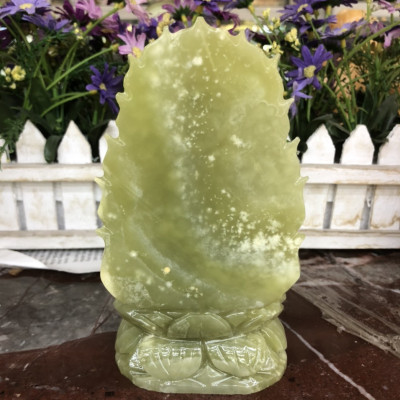 Tượng Phật Thích ca ngồi đài sen có hào quang đá ngọc