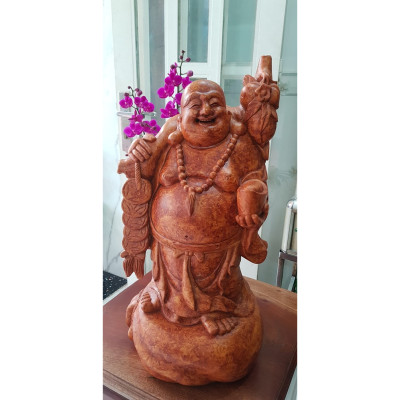Tượng Di Lặc Gỗ Đứng Bao Tiền To Cười Vui Tay Cầm Thỏi Vàng Cành Đào Dây Đồng Tiền Ngũ Phúc May Mắn Size Cao 60cm x đk 30cm x sâu 30cm Trưng phòng khách đẹp ạ