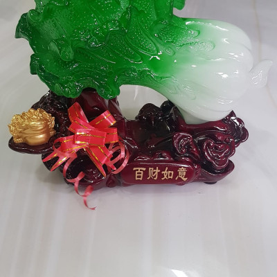Tượng Bắp Cải Phong Thuỷ Xanh tươi hy vọng Cóc vàng ngậm tiền hút tài lộc của cải vào trên đế gỗ size vừa gọn đẹp lắm Dài 20cm x Cao 18cm x Sâu 9cm Anh Chị trưng phòng khách nhất , công ty, cửa hàng , quà biếu tặng dịp lễ tết, bàn làm việc, bàn thần tài ạ
