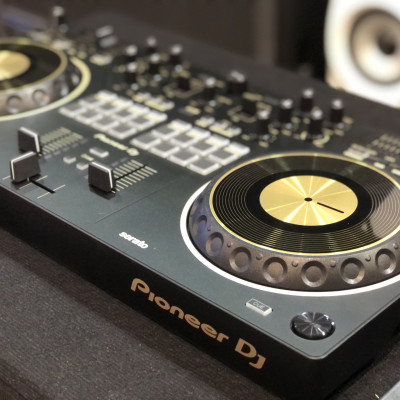 Máy DJ Controller 2 kênh sử dụng Serato  DJ  DDJ REV1 phiên bản viền vàng Pioneer  - Hàng chính hãng