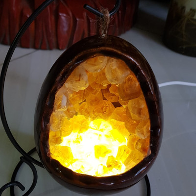 Miếng thạch anh Vàng tự nhiên hốc sâu có đế kiểu có đèn điện công dụng hút tài lộc cả chân Cao 16cm đk 12cm miếng Vàng cao 10cm đk 8cm Anh Chị để bàn trang trí nhà bàn thờ Thần Tài và treo trong phòng làm đèn ngủ may mắn màu Vàng Anh thật sự rất tốt đẹp ạ