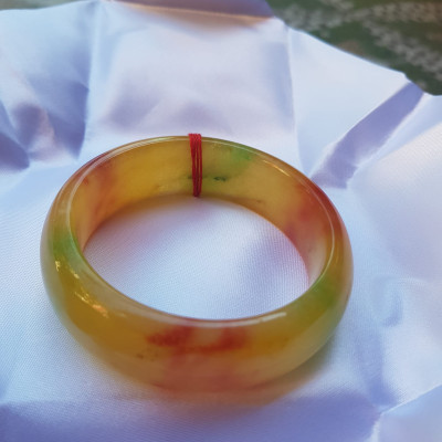 Vòng Tay Bản Hẹ Vàng Đỏ tươi bóng đẹp Size 59mm x cao 19mm x dầy 9mm  Chất liệu đá cẩm thạch  Hợp Nam Nữ mệnh Thổ mệnh Kim 60kg - 68kg đeo đẹp ạ