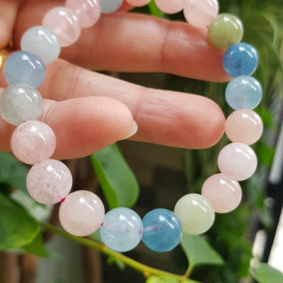 Chiếc Vòng Beryl đa sắc màu tự nhiên hạt size 9mm màu sáng bóng thiệt đẹp rẻ ạ