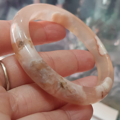 Vòng tay Nữ Bản Hẹ Mới Đá Mã Não Bông Tuyết Hồng nhẹ trắng trong bóng quá đẹp luôn ạ Vòng Ni 53mm  x Cao 11mm x dầy 7mm Nữ Cân nặng 52kg - 55kg đeo xinh tay đẹp lắm ạ