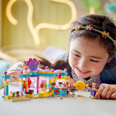 LEGO FRIENDS 42649 Đồ Chơi Lắp Ráp Cửa Hàng Kẹo Ngọt Thành Phố Heartlake (376 Chi Tiết)