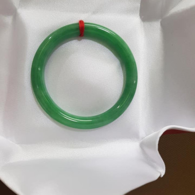 Vòng CẨM THẠCH DLý 49 Ni 49mm x cọng 7mm  Màu Xanh Lá Đậm Hợp Nữ mệnh Mộc Hỏa  Cân nặng 45kg -> 51kg đeo xinh tay ạ