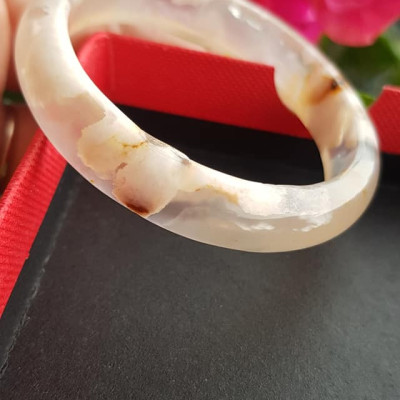 Vòng tay phong thuỷ Nữ Bản Hẹ Đá Mã Não trắng vàng nhẹ bông hoa bóng đẹp Vòng tay Nữ Ni 48mm x Cao 11mm x dầy 6mm Nữ tay nhỏ cân nặng 30kg - 45kg đeo đẹp ạ