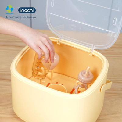 Giá úp bình sữa Aoi - với thiết kế hiện đại, thông minh an toàn cho sức khỏe cùng thiết kế có nắp đậy chắn bụi.