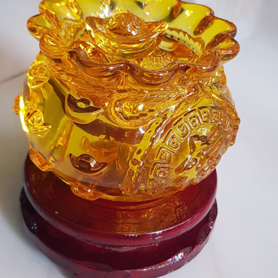 Tượng Phong Thủy Thố tụ tài mới miệng kiểu màu vàng anh tài lộc 10 thỏi xiền vàng đá lưu ly tự nhiên đế gỗ size trung đk 11cm x Cao 11cm cả đế x thố cao 7,5cm Hợp ANh Chị Mệnh Kim Thổ Thuỷ đặt bàn làm việc bàn thờ thần tài ạ