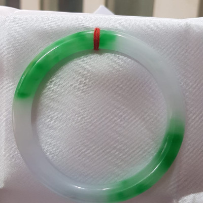 Vòng tay Nữ Đá Cẩm Thạch mới TR Lý 57 mm x cọng 7,5mm Màu Xanh lý tươi trắng 2 bên đều vòng đẹp Nữ 55kg - 64kg đeo đẹp món quà tặng chính mình và người thân đeo đẹp ạ