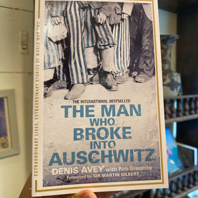 Sách - The Man Who Broke into Auschwitz: A True Story of World War II by Denis Avey | Biography