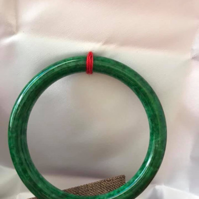 ĐÂY LÀ VÒNG CẨM THẠCH SƠN THỦY 50MM ĐẸP MÀU XANH ĐẬM VÂN VÂN BÓNG ĐỀU ĐẸP QUÁ NỮ 47KG ĐẾN 56KG MẠNG THỦY MỘC HỎA