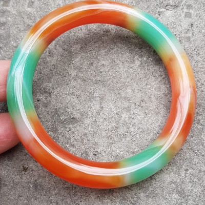 Vòng tay đá mã não tứ quý mới chột to đẹp quá Ni 57mm x chột 10mm Nữ thích đeo vòng chột to 55kg - 65kg đeo ạ Vòng màu xanh ngọc cam đều lam trắng đỏ nhẹ đều vòng rất đẹp ạ