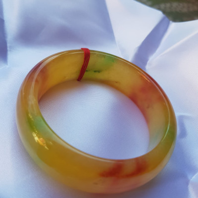 Vòng Tay Bản Hẹ Vàng Đỏ tươi bóng đẹp Size 59mm x cao 19mm x dầy 9mm  Chất liệu đá cẩm thạch  Hợp Nam Nữ mệnh Thổ mệnh Kim 60kg - 68kg đeo đẹp ạ