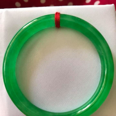 CHIẾC VÒNG TAY PHONG THỦY ĐÁ CẨM THẠCH LÝ ĐẸP K 54MM x DẦY 8MM  MÀU XANH LÁ ĐỀU BÓNG ĐẸP NỮ MỆNH HỎA MỘC  NỮ CÂN NẶNG 53kg đến 64kg Đeo Đẹp Tay ạ