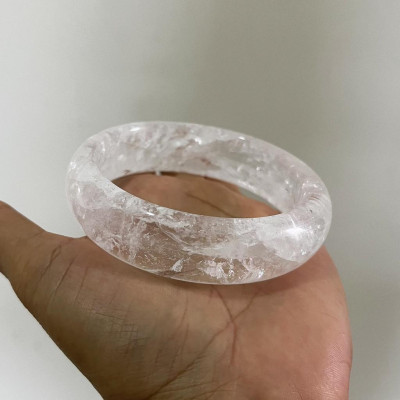 Vòng tay thạch đá thật liền khối trắng trong chế tác tại xưởng Chế Tác Đá Phong Thủy Mỹ Nghệ AnAn