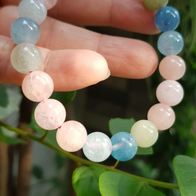 Chiếc Vòng Beryl đa sắc màu tự nhiên hạt size 9mm màu sáng bóng thiệt đẹp rẻ ạ