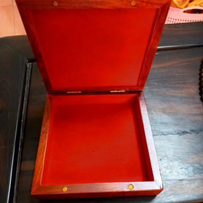 Vòng gỗ sưa đỏ ,đang là mộc vòng phong thủy kt 20ly 