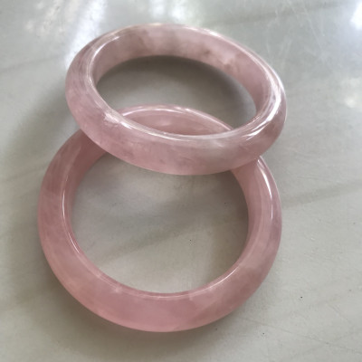 Vòng Thạch Anh Hồng Tự Nhiên Bản Hẹ Mới đẹp Ni 52mm Cao 11mm Dầy 8mm Màu Hồng xinh bóng đẹp Nữ mệnh Hỏa mệnh Thổ tay nhỏ đeo 45kg - 52 kg ạ