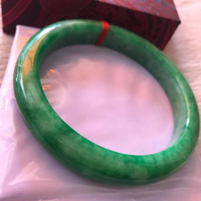 VÒNG TAY NAM ĐÁ CẨM THẠCH BẢN HẸ CỒ LÝ Size LỚN 68MM x Cao 12mm x Dầy 10mm  MÀU XANH LÁ ĐẬM BÓNG ĐỀU ĐẸP  NAM MỆNH MỘC HOẢ 80Kg Đến 95Kg ĐEO ĐẸP Ạ