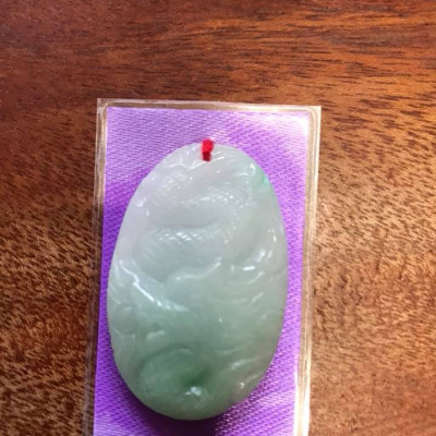MẶT DÂY CHUYỀN OVAL MỚI HÌNH RỒNG LƯỢN CHẤT LIỆU 100% ĐÁ CẨM THẠCH TRẮNG XÍU XANH TỰ NHIÊN  Cao 39,3mm x ngang 25mm x dầy 9,0mm 