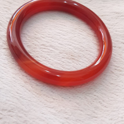 Vòng mã não đỏ Đậm vân ni 58mm x chột 9,2mm Nữ mệnh hỏa mệnh thổ màu đỏ đậm vân là màu chiến thắng Nặng 55kg - 65kg đeo đẹp ạ