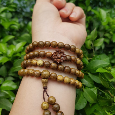 Vòng đeo tay nữ gỗ trầm mix bông hoa sen kiểu quấn tay 4 vòng may mắn tài lộc  Size hạt 6mm  Màu vàng nâu vân sáng nhẹ đeo tay rất đẹp xinh mùi thơm nhẹ nhẹ ạ