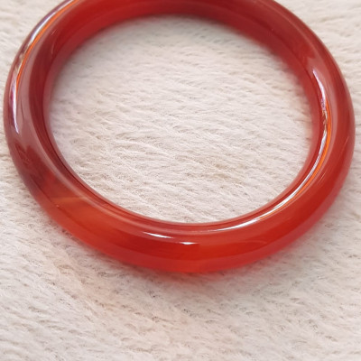 Vòng mã não đỏ Đậm vân ni 58mm x chột 9,2mm Nữ mệnh hỏa mệnh thổ màu đỏ đậm vân là màu chiến thắng Nặng 55kg - 65kg đeo đẹp ạ