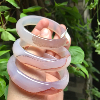 Vòng Mã Não Chu Sa Bản Hẹ Vân Ni 58mm Cao 15mm Dầy 7mm Màu Trắng Bóng Vân Nâu đẹp xinh xắn Nữ 55kg - 63kg đeo ạ