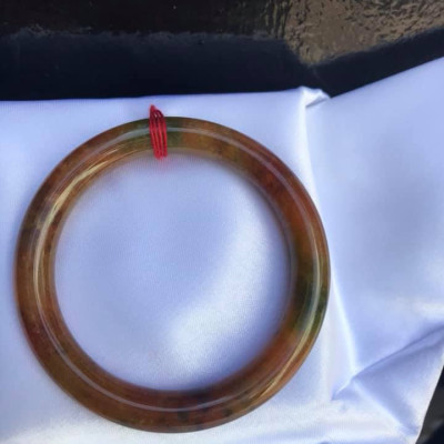 CHIẾC VÒNG TRÒN ĐÁ MÃ NÃO T QUÝ 52  MÀU TỨ QUÝ MÀU ĐẬM ĐỎ VÀNG NÂU XẬM  NỮ Trên 50kg đến 58kg ĐEO