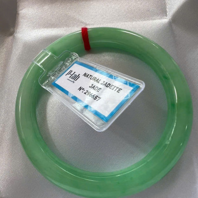 Vòng Cẩm Thạch Tự Nhiên Kiểm Định P Lab No 296657 Vip Sịn Ni 52mm x Chột 8mm Màu Xanh Lý Trắng nhẹ đều bóng mượt các Chị tay lên tay đẹp xuất sắc sịn sang xinh lắm nữ 50kg - 56kg đeo ạ