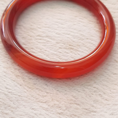 Vòng mã não đỏ Đậm vân ni 58mm x chột 9,2mm Nữ mệnh hỏa mệnh thổ màu đỏ đậm vân là màu chiến thắng Nặng 55kg - 65kg đeo đẹp ạ