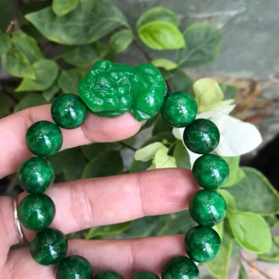 VÒNG TAY ĐÁ CẨM THẠCH TỲ HƯU SIZE 12MM AC MỆNH MỘC HOẢ ĐEO MÀU XANH CẨM THẠCH ĐẬM ĐẸP Ạ