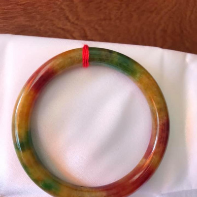 CHIẾC VÒNG TỨ QUÝ 57MM CHẤT LIỆU ĐÁ CẨM THẠCH TỨ QUÝ ĐỎ ĐẬM XANH ÁNH VÀNG ĐỀU VÒNG ĐẸP  NỮ TẤT CẢ CÁC MỆNH 55Kg đến 67Kg  SIZE VÒNG 57MM X DẦY 8MM Ạ