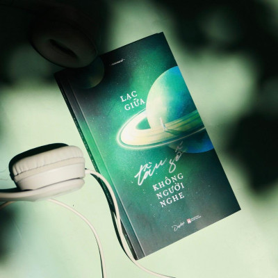Sách - Combo 2 Cuốn: Lạc Giữa Tần Số Không Người Nghe + Một Cuốn Sách Trầm Cảm - Macmart - Skybooks