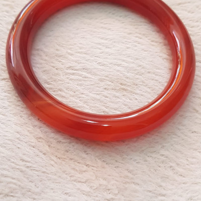 Vòng mã não đỏ Đậm vân ni 58mm x chột 9,2mm Nữ mệnh hỏa mệnh thổ màu đỏ đậm vân là màu chiến thắng Nặng 55kg - 65kg đeo đẹp ạ