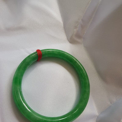 Vòng tay nữ đá cẩm thạch Đậu Nở Sao 52mm x 7,2mm  Màu Xanh đậu lá tươi nhẹ nhàng bóng đẹp  Nữ mệnh Mộc, Hỏa, Thủy 50kg-57kg đeo ạ