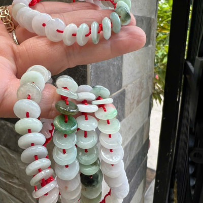 Vòng Tay Dây Đỏ Đồng Tiền Điếu Đá Cẩm Thạch Trắng Xanh Nhẹ Bóng Đẹp Nữ đeo tay may mắn xinh xắn tài lộc phù hợp cho những ai yêu thích sự đơn giản mà vẫn sang trọng ạ