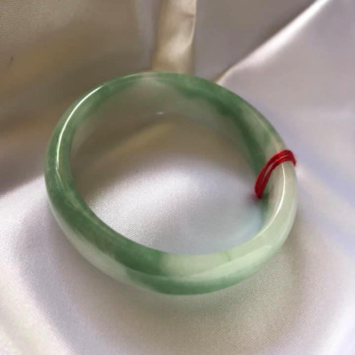 VÒNG BẢN HẸ A SIZE 49 ĐÁ CẨM THẠCH TỰ NHIÊN MÀU XANH LÁ ĐẬM Ở GIỮA LAM TRẮNG ĐỀU VÒNG