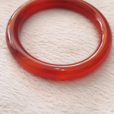 Vòng mã não đỏ Đậm vân ni 58mm x chột 9,2mm Nữ mệnh hỏa mệnh thổ màu đỏ đậm vân là màu chiến thắng Nặng 55kg - 65kg đeo đẹp ạ